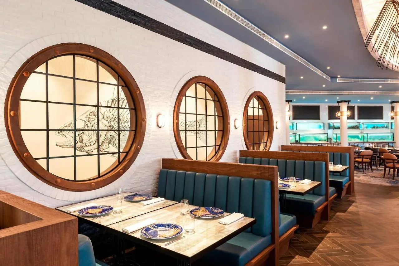 Le Meridien Dubai Hotel & Conference Centre 5*,