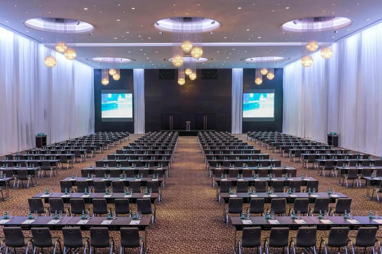 Le Meridien Dubai Hotel & Conference Centre 5*,