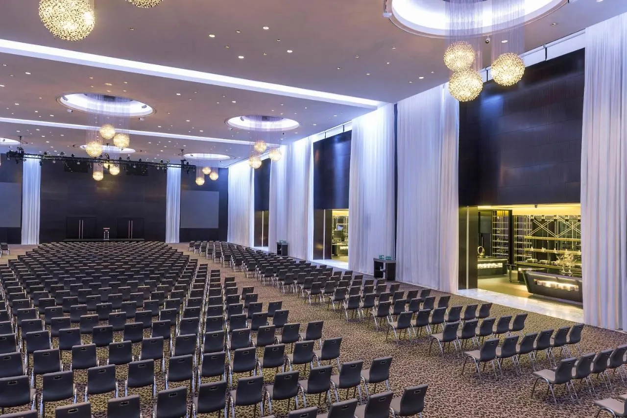 Le Meridien Dubai Hotel & Conference Centre 5*,  United Arab Emirates